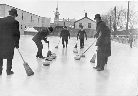 Men_curling_-_1909_-_Ontario_Canada